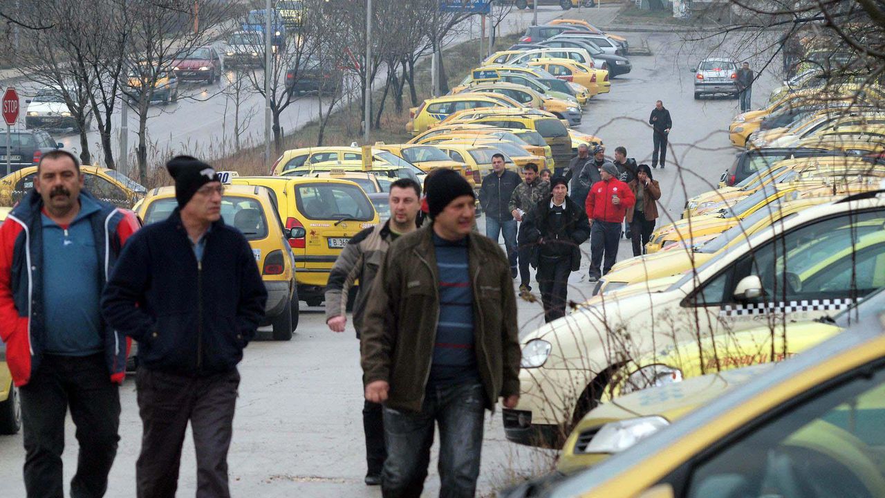 Максимум 1,30 лева за километър през деня и 1,60 лв. през нощта ще плащаме за таксиметровите услуги