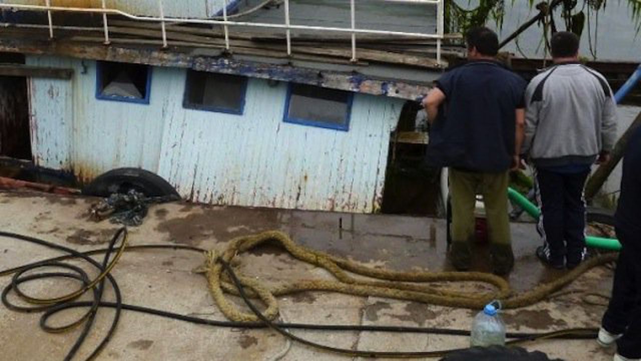 Задигнаха тон и половина желязо от потънал кораб в Приморско