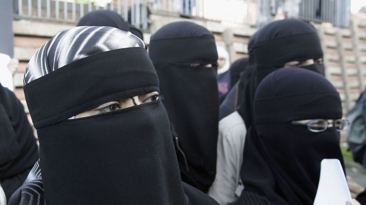 Холандия спира помощите на мюсюлманки със забрадки