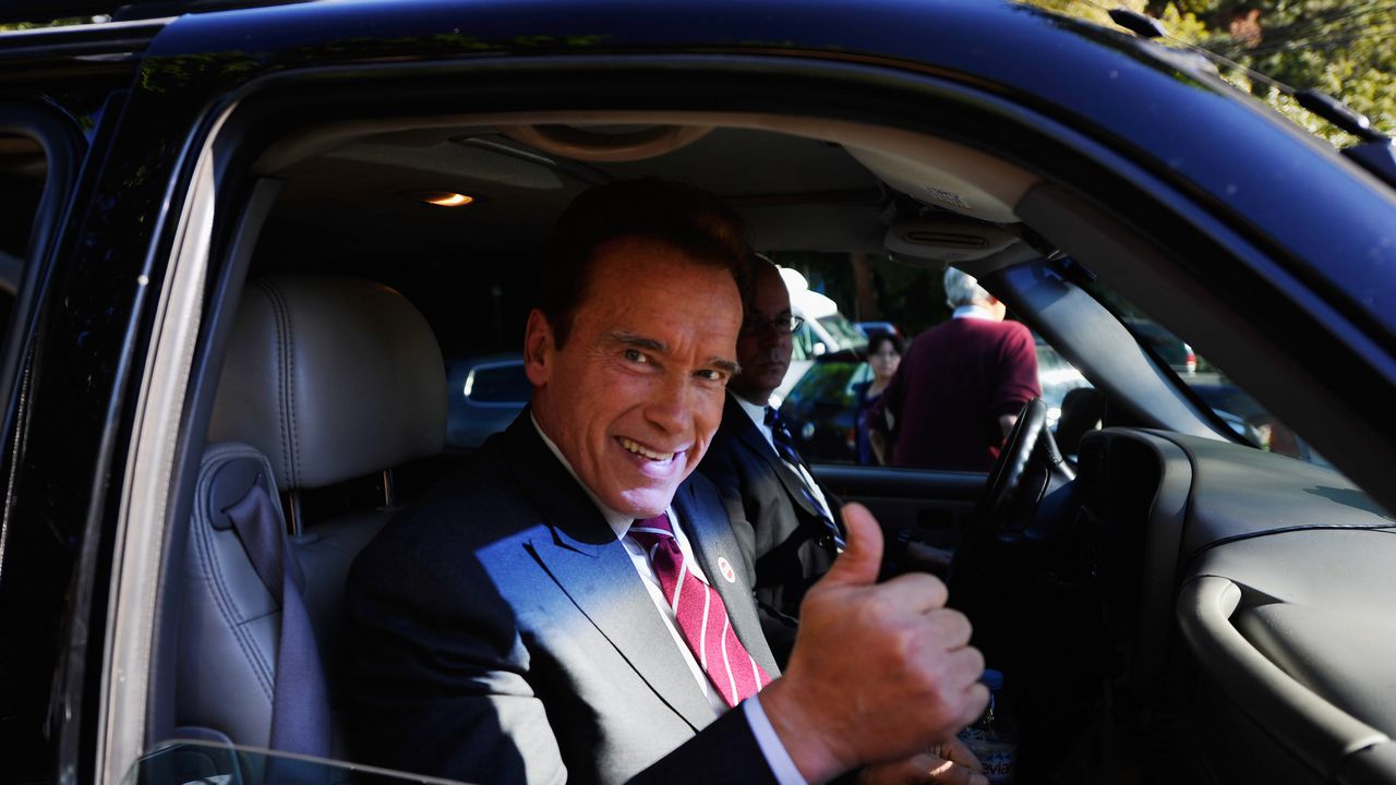 Арни си пада по жени, които приличат на покойната му майка