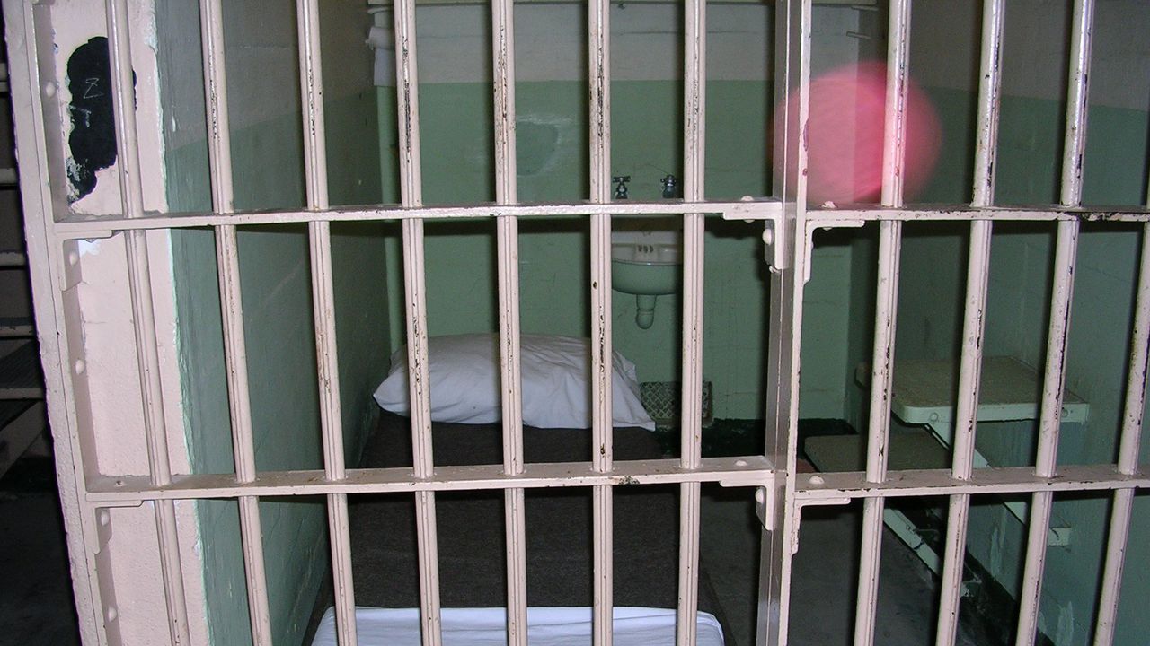 Самоуби се затворникът с най – голям стаж във Франция