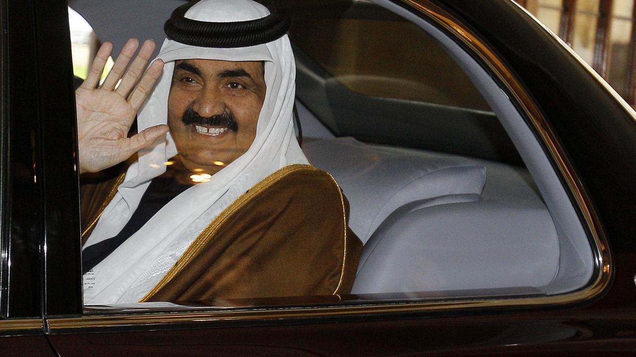 Неизвестни стреляха по колата на емира на Катар