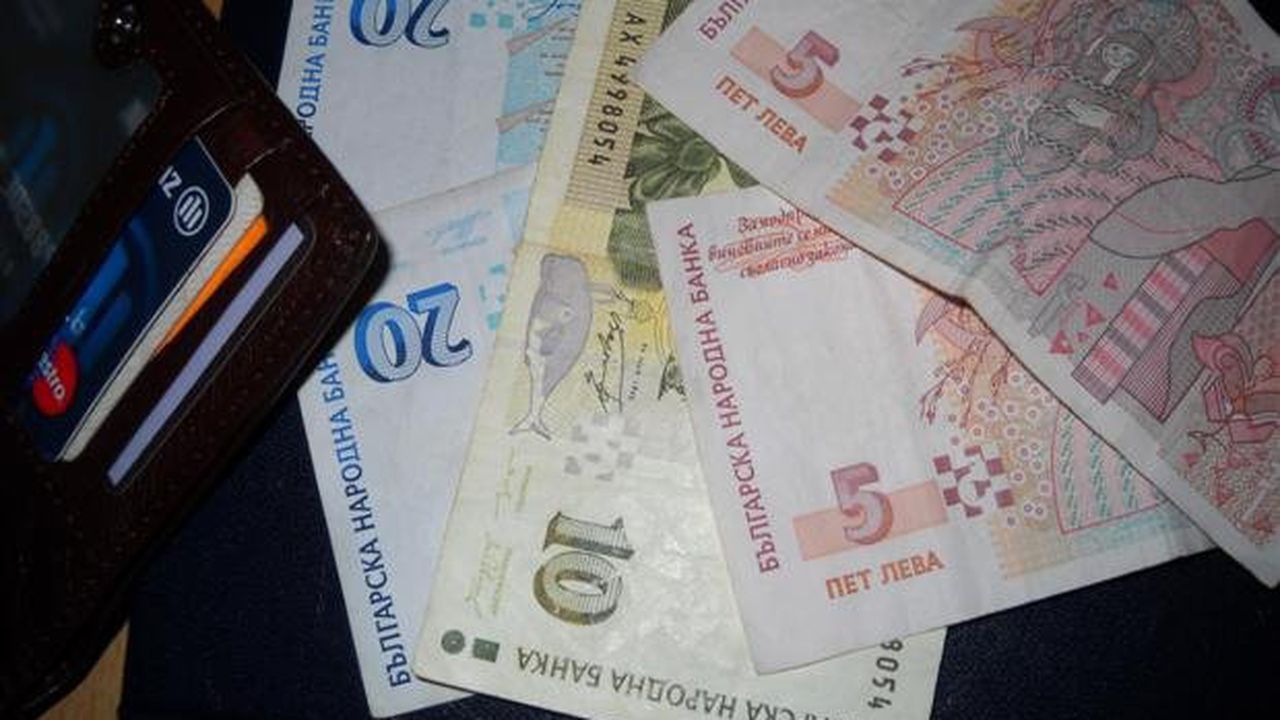 Мними служители на Червения кръст в Бургас измамиха 73-годишна жена