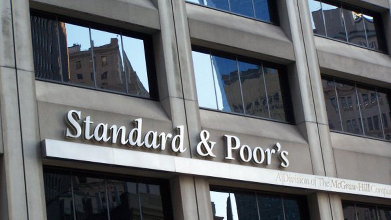 S&P вдигна рейтинга на Гърция