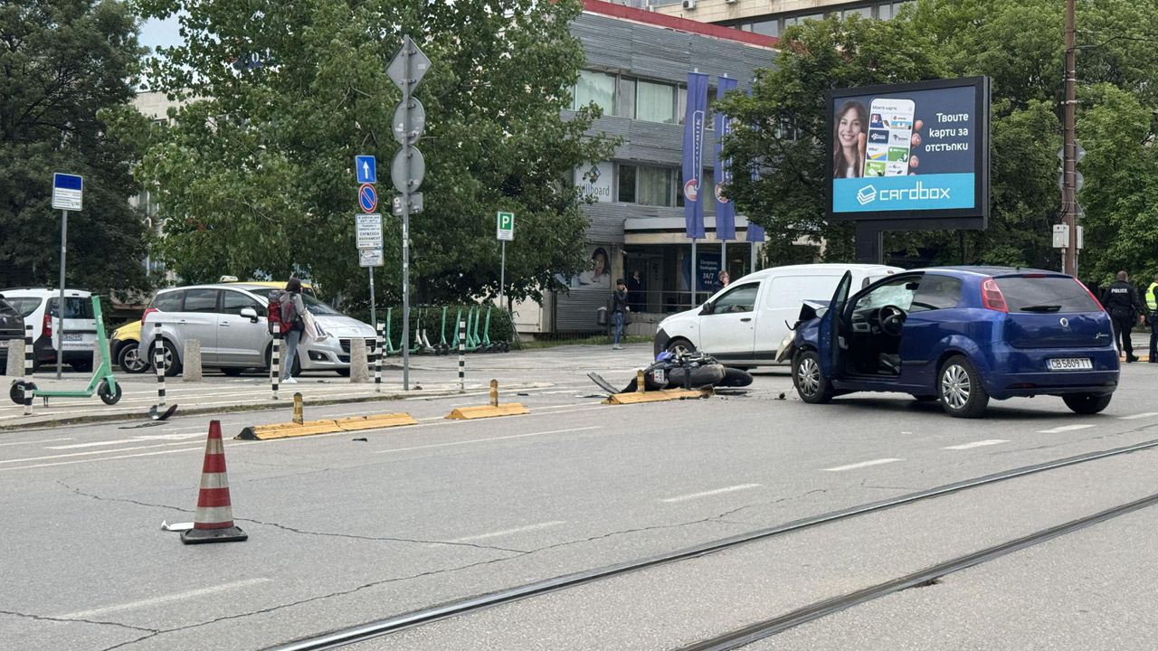 Моторист пострада при катастрофа в центъра на София