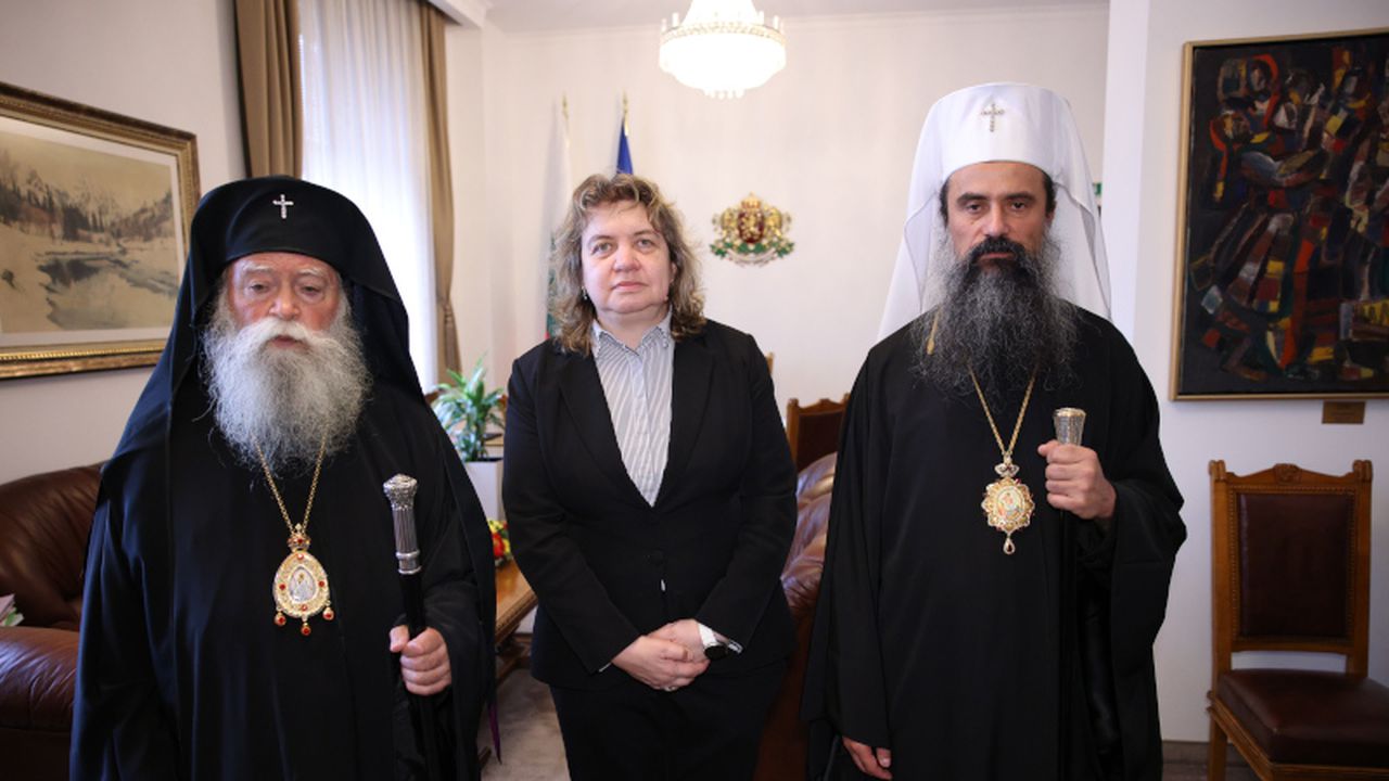 Наталия Киселова и патриарх Даниил откриха в парламента благотворителна изложба „Деца рисуват за деца“
