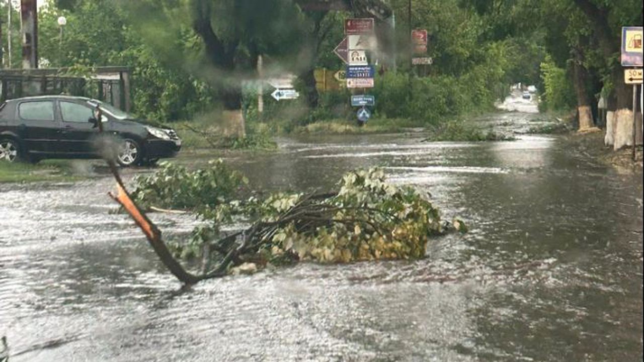 Страшна буря наводни Разград, в областта има села без ток