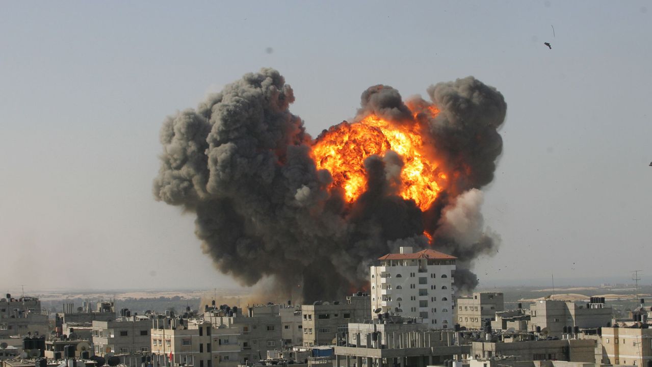 Израел удари католическата църква в Газа, има убити и ранени