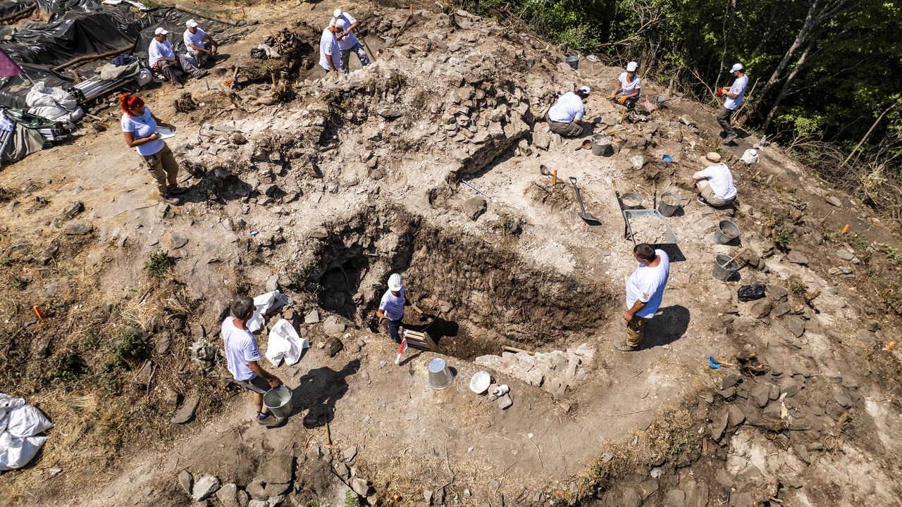 Археолози разкриха уникална триъгълна кула от III в. в крепостта Кокалянски Урвич