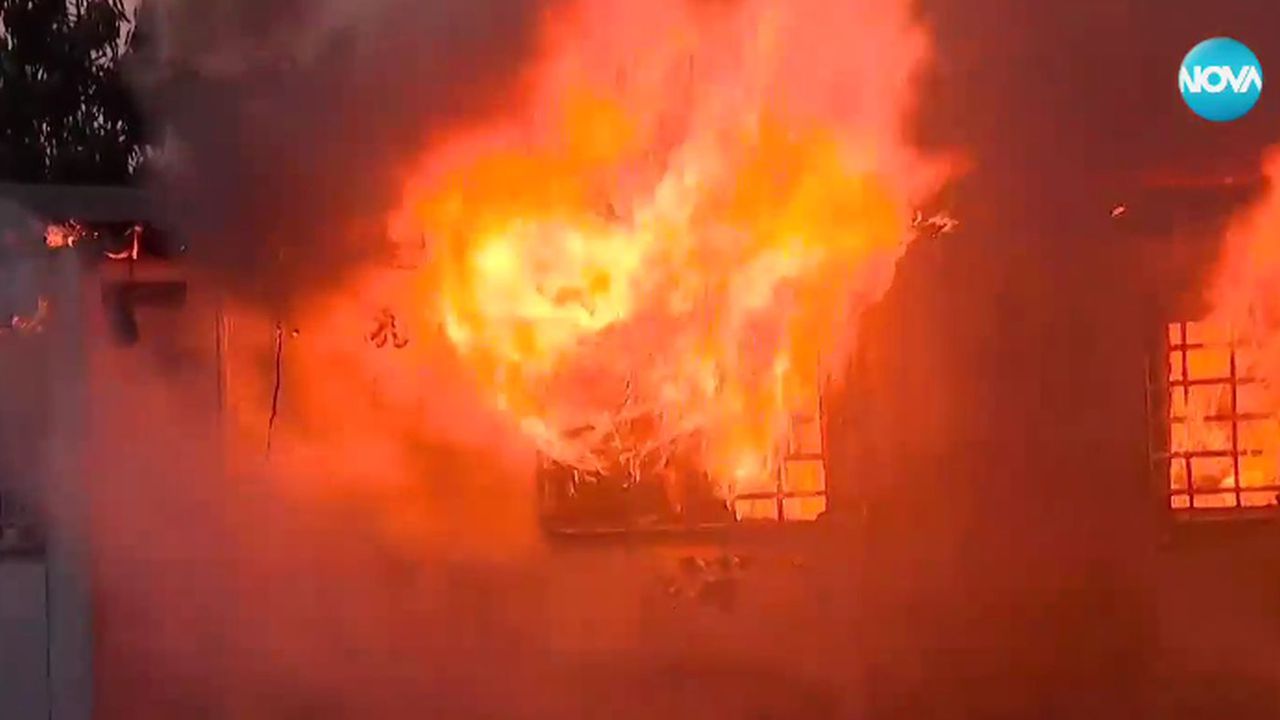 Продължава гасенето на пожара край Костинброд. Засегнати са около 50