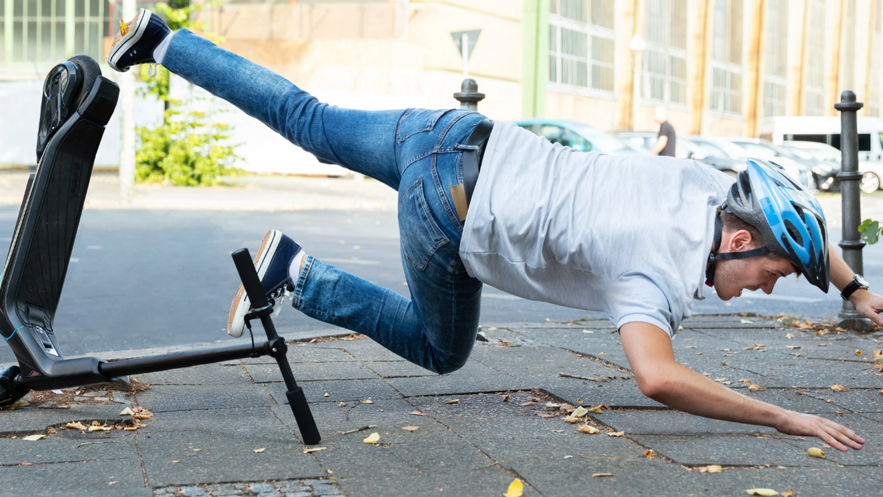 Варненец, обявен за издирване, избяга от болница, след като катастрофира с тротинетка