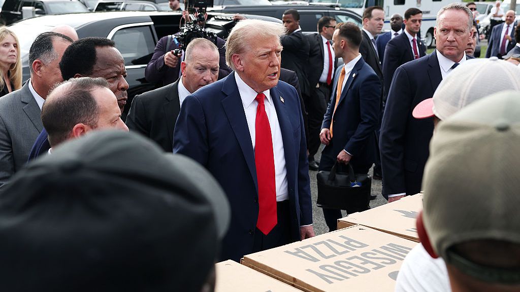 Тръмп се отказа да патрулира с военните и полицията по улиците на Вашингтон, вместо това хапна пица с тях