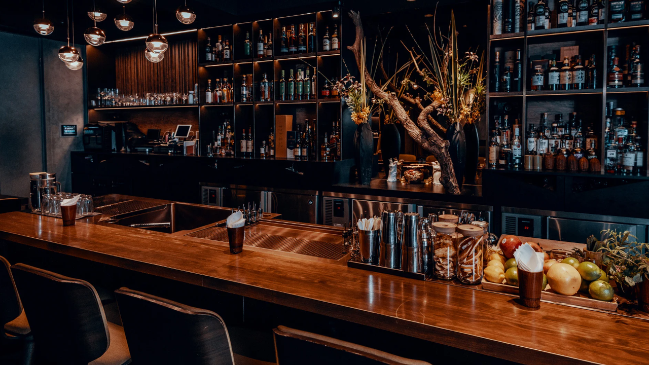 Разгневени туристи са били принудени да платят допълнително в бар,