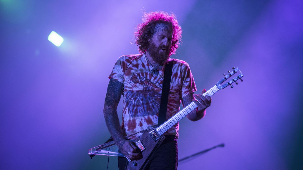 Бившият китарист на Mastodon Брент Хайндс загина при катастрофа, отнели му предимство на пътя