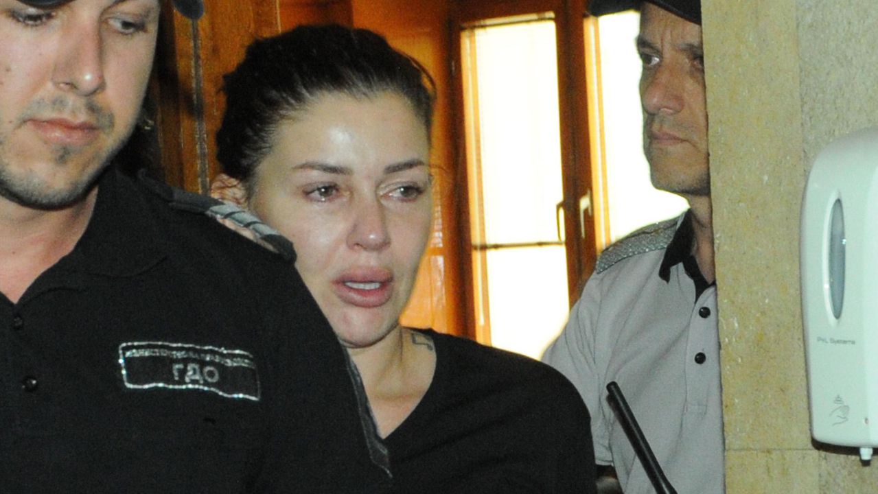 Адвокатът на певицата Дебора: Не е добре психически