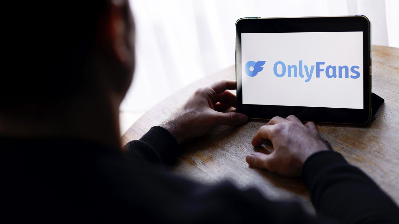 Платформата за създатели на съдържание OnlyFans, известна с либералното си