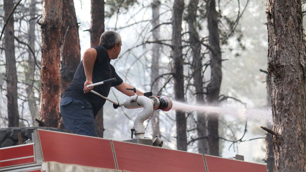 След продължила почти месец битка с огнената стихия, пожарът в