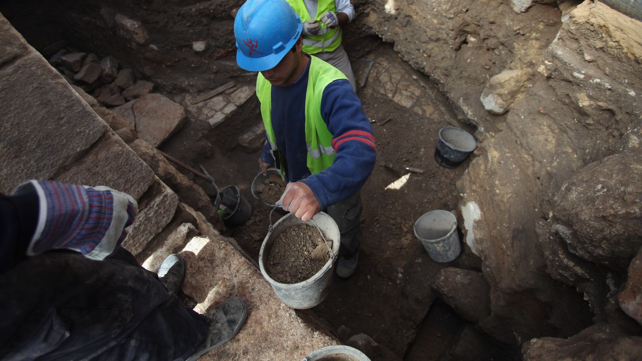 Археологическите находки са открити при ремонтните дейности около фонтана в