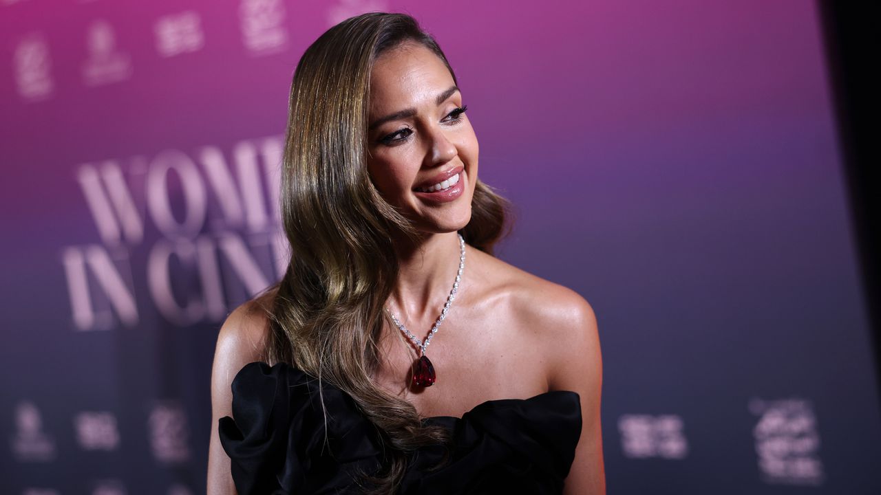 Джесика Алба и новото ѝ гадже, звездата на Marvel Дани Рамирес, официализираха