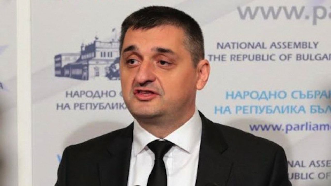 Кирил Добрев наказва Жан Виденов