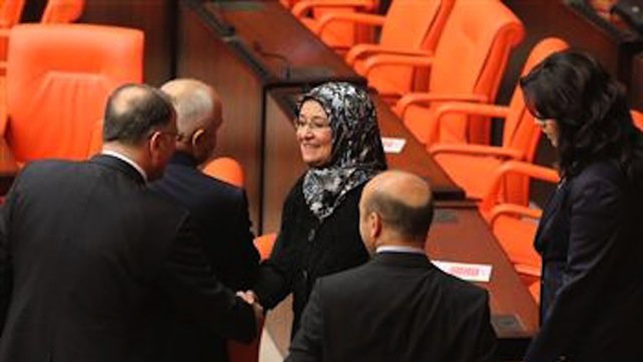 Депутатки със забрадки се появиха в турския парламент