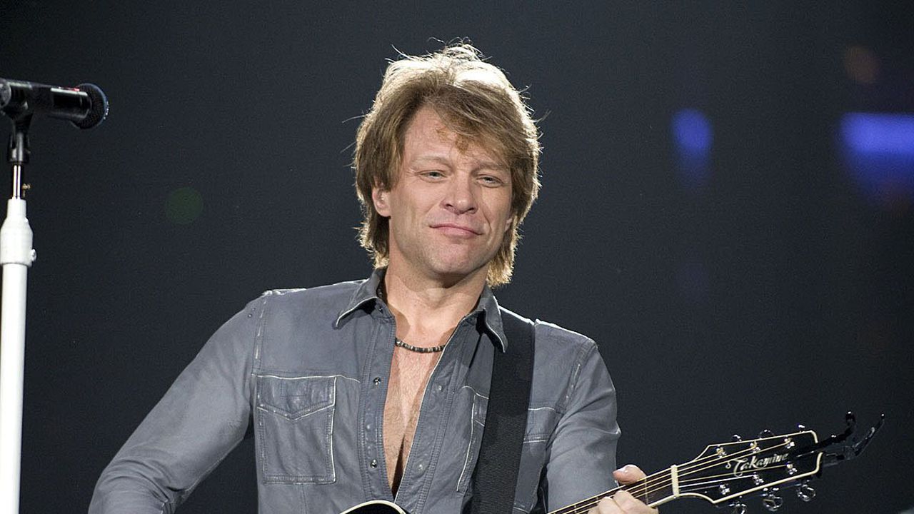 Първите части от сцената за Бон Джоуви пристигнаха с камиони (галерия)