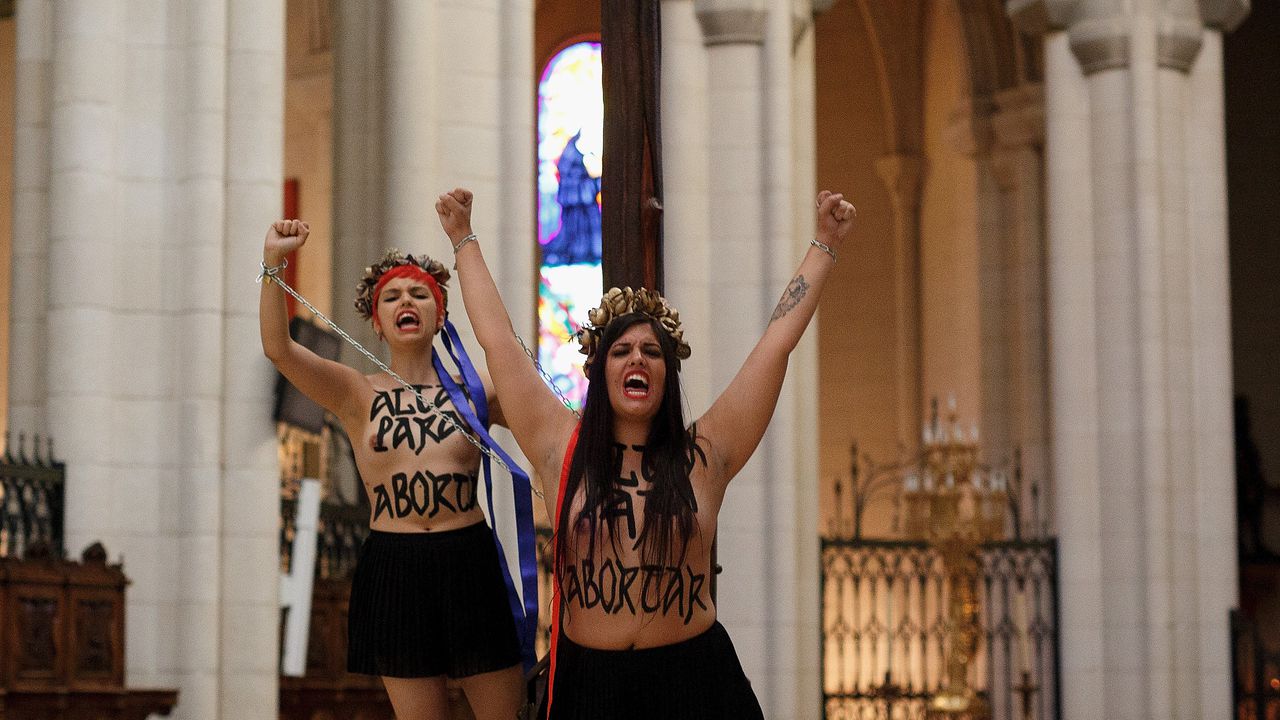 ФЕМЕН с акция във Ватикана