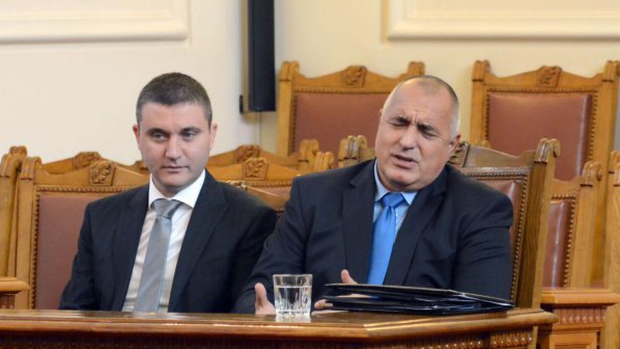 Подкрепата за новия заем виси на косъм