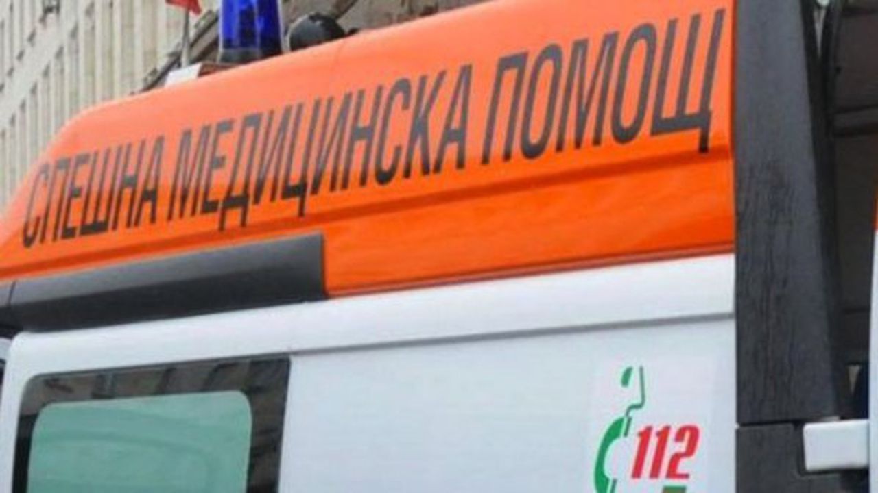 Млад мъж колабира пред офис на банка