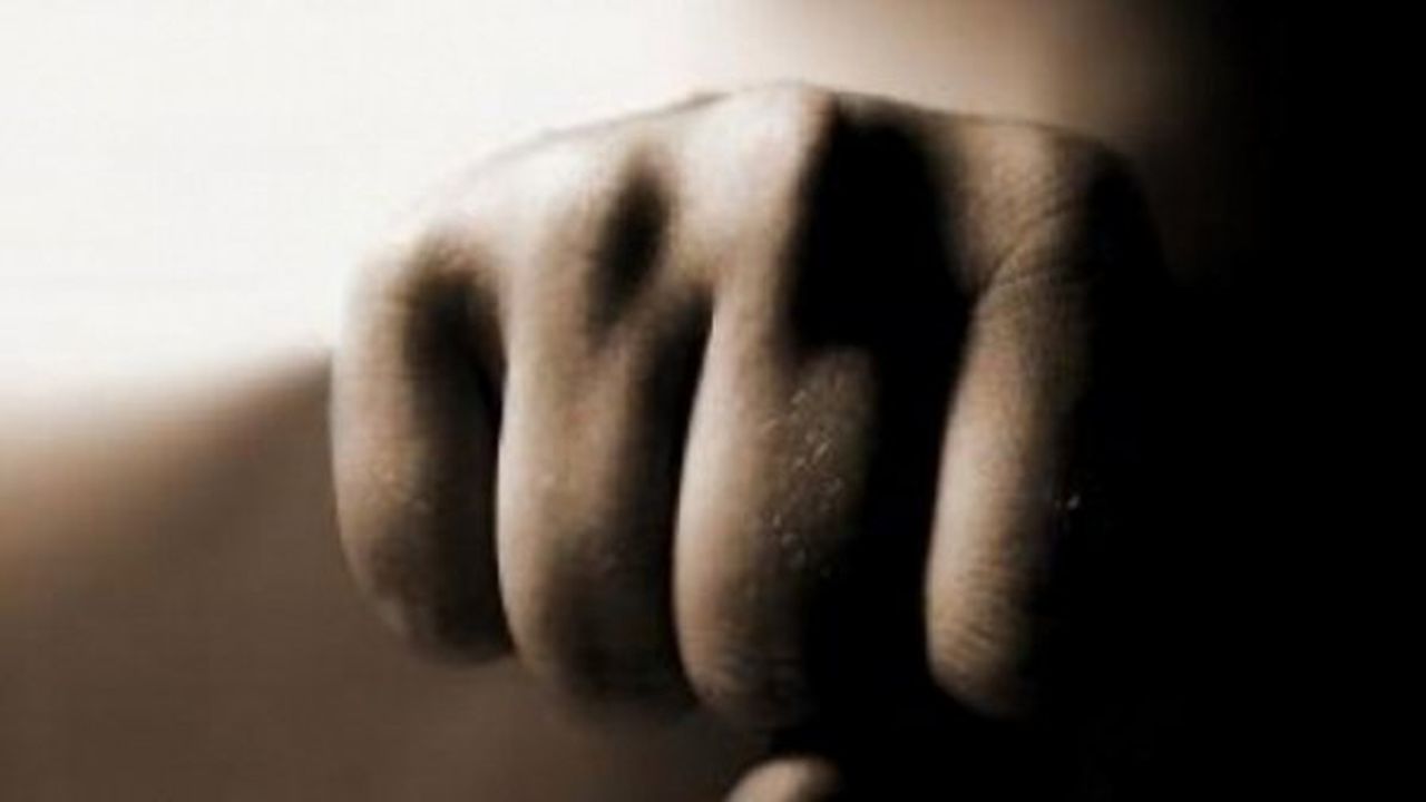 Седмокласник преби съученичка пред очите на учителка