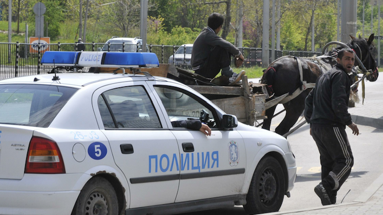 Каруцари биха служители на автомивка, налетяха и на полицай
