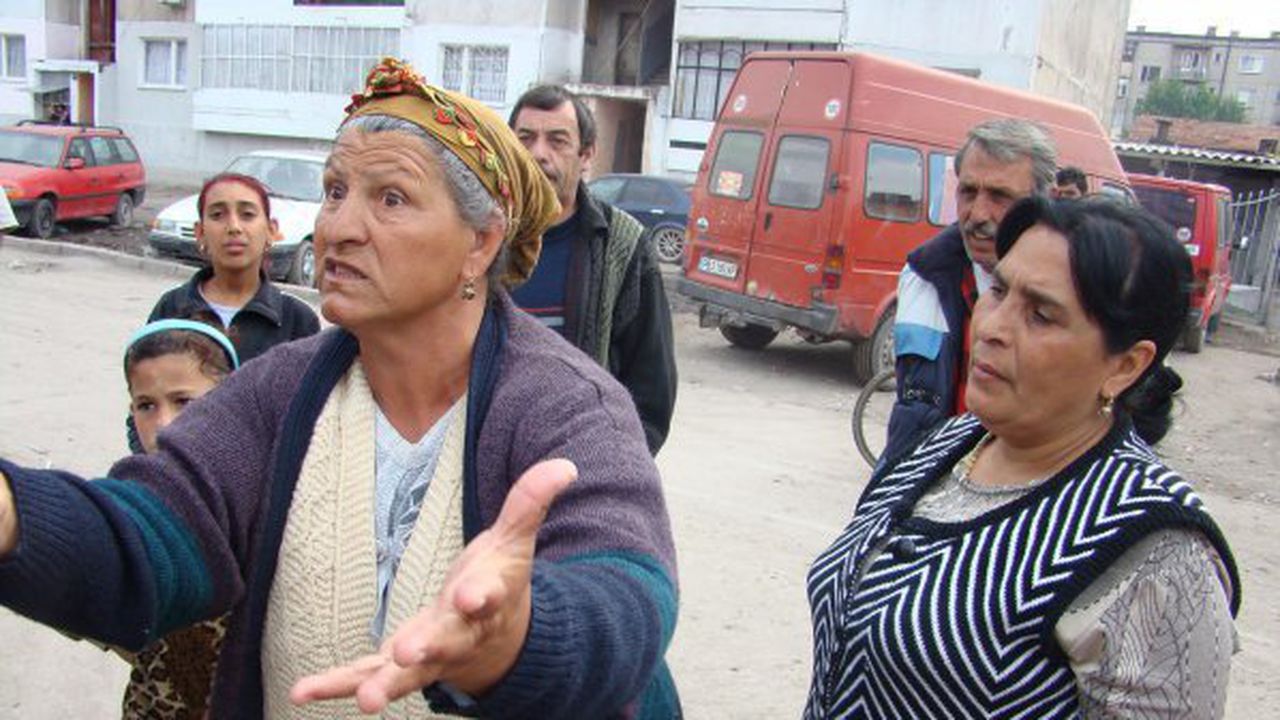Цигани си палиха къщите и се млатиха с бухалки