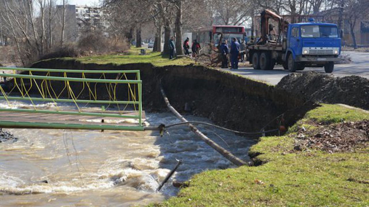 Валежите разрушиха подпорна стена в Белово