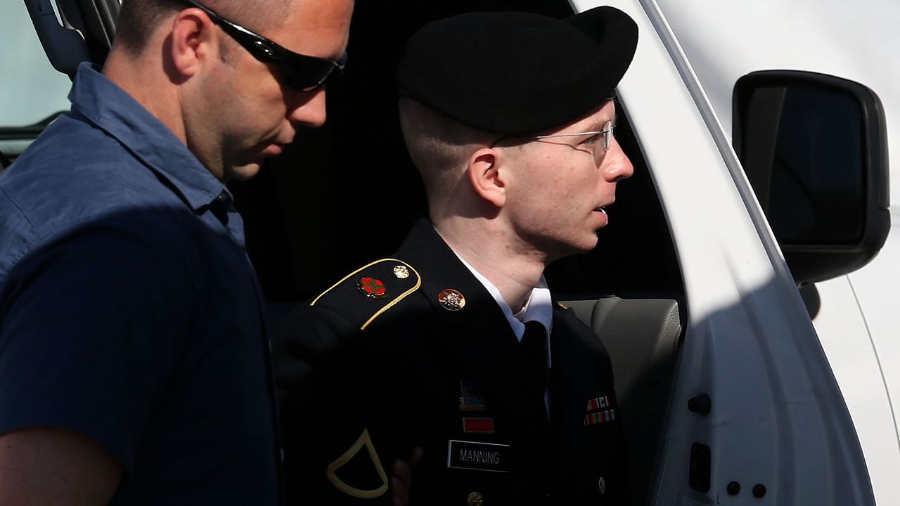 Официално! Къртицата на Wikileaks може да си смени пола