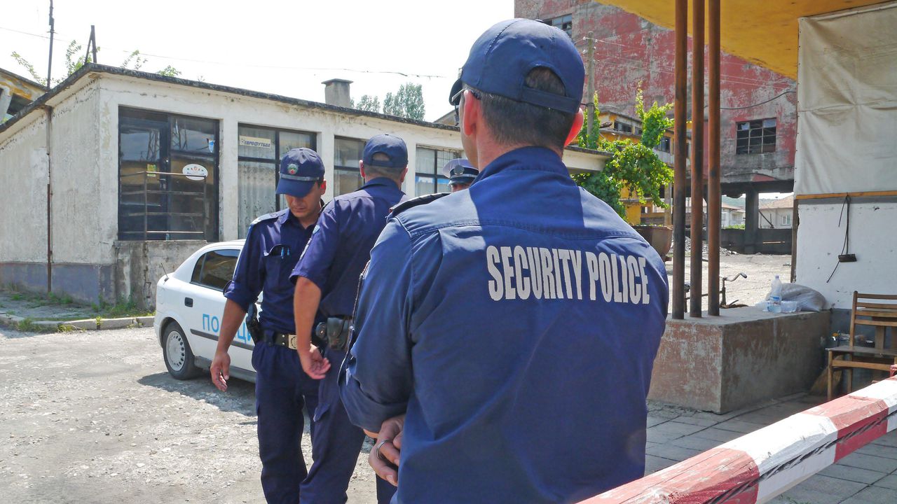 Продължава издирването на двамата затрупани миньори