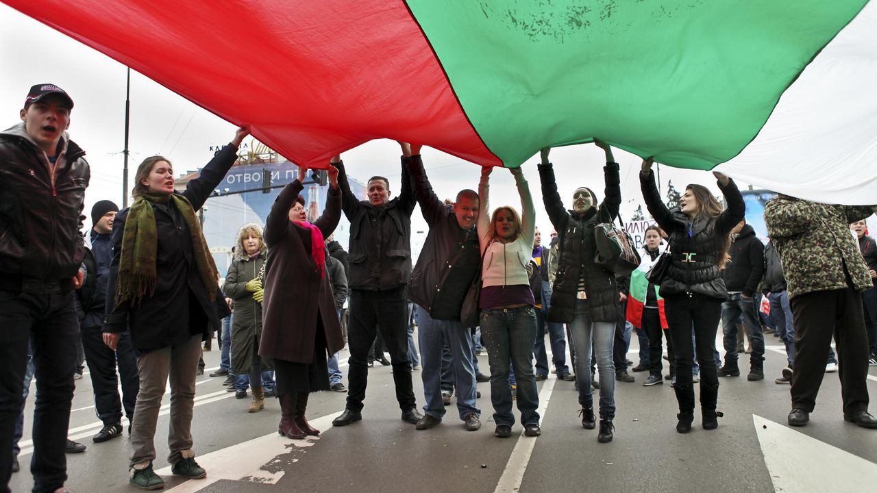 Протестиращите поискаха половината министри в служебното правителство
