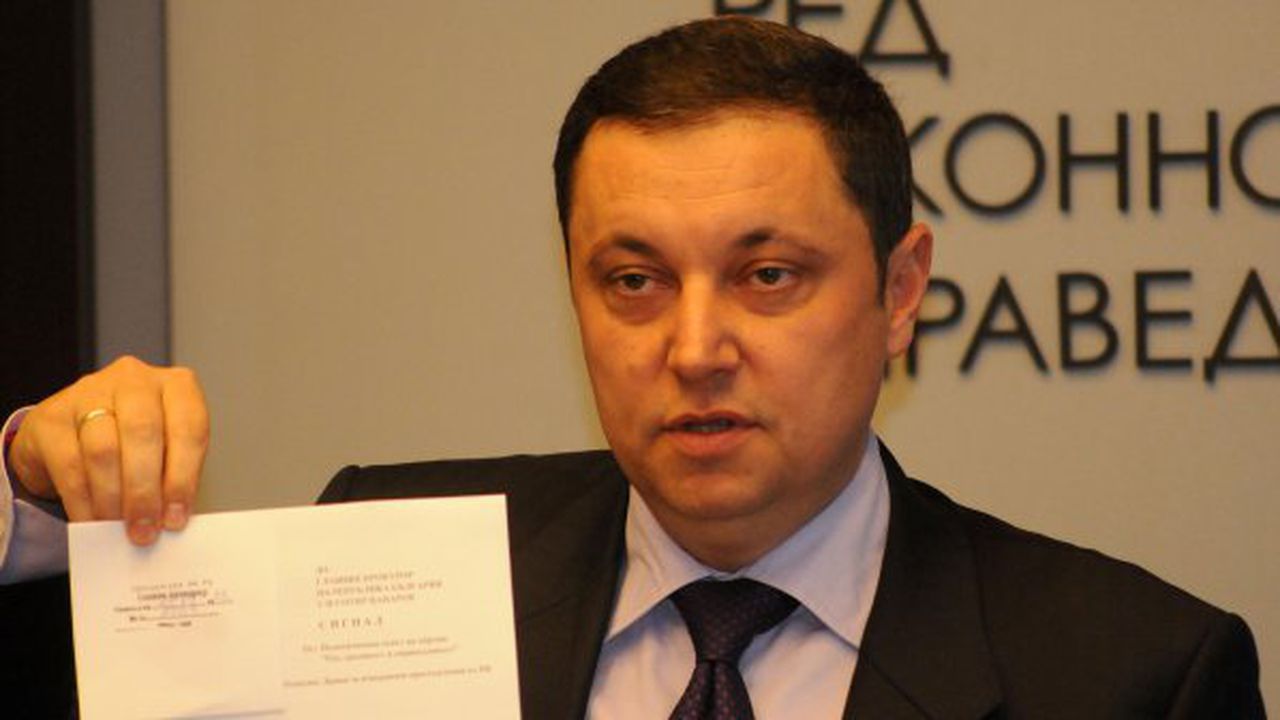 Янев: ББЦ е създадена с пари от КТБ. Цветан Василев му отговори: Свръхинформиран сте!