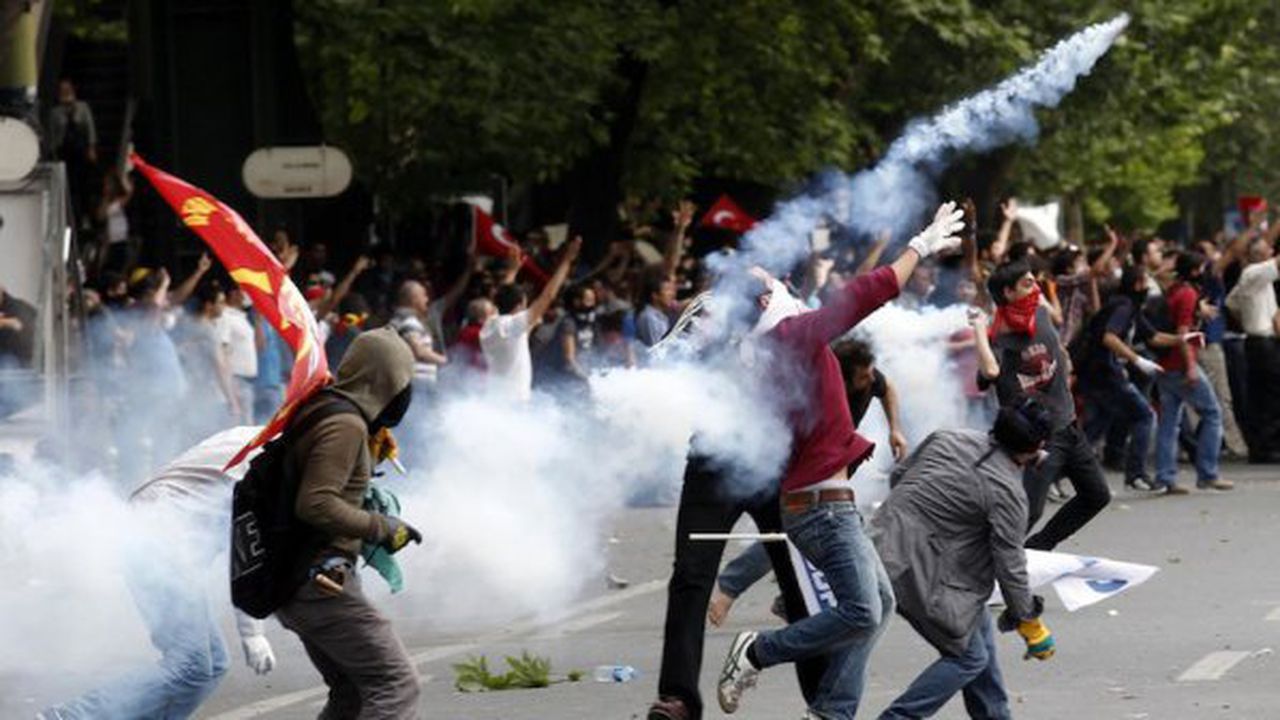 Полицията удави в кръв сватбена церемония на Таксим