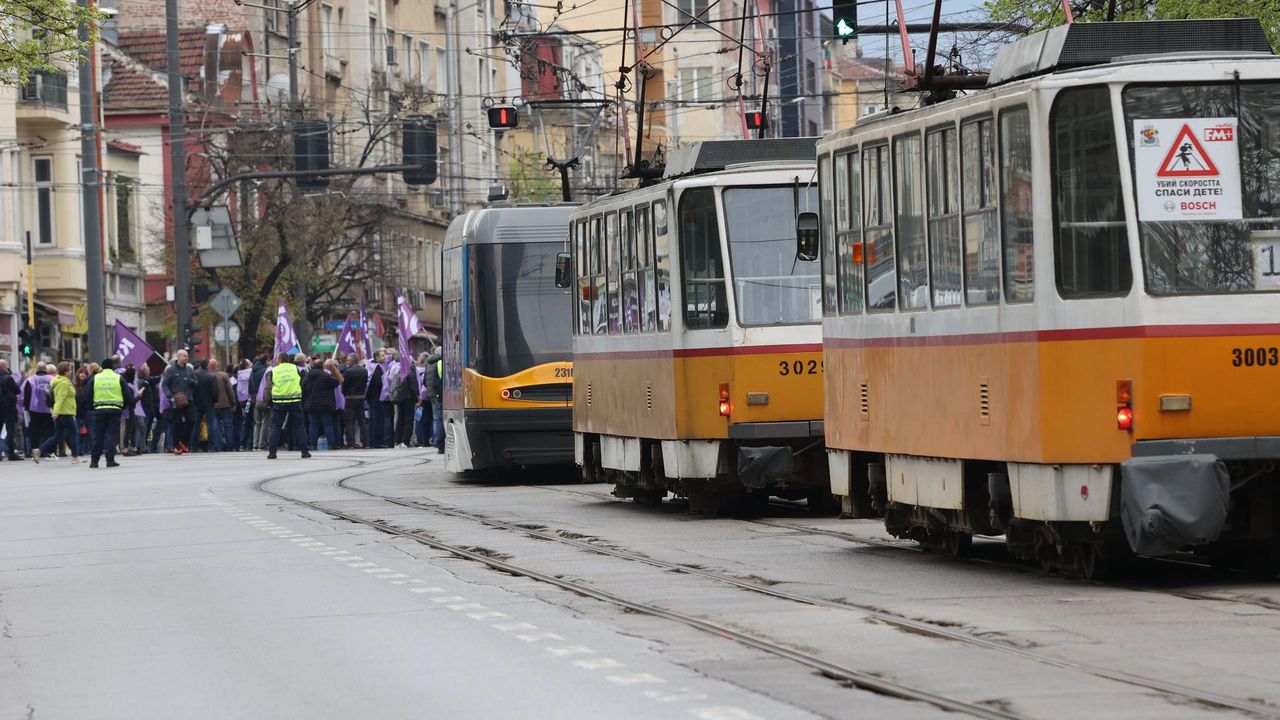 Протест пред сградата на КНСБ в София срещу синдикатите, подкрепили стачката на работещите в градския транспорт