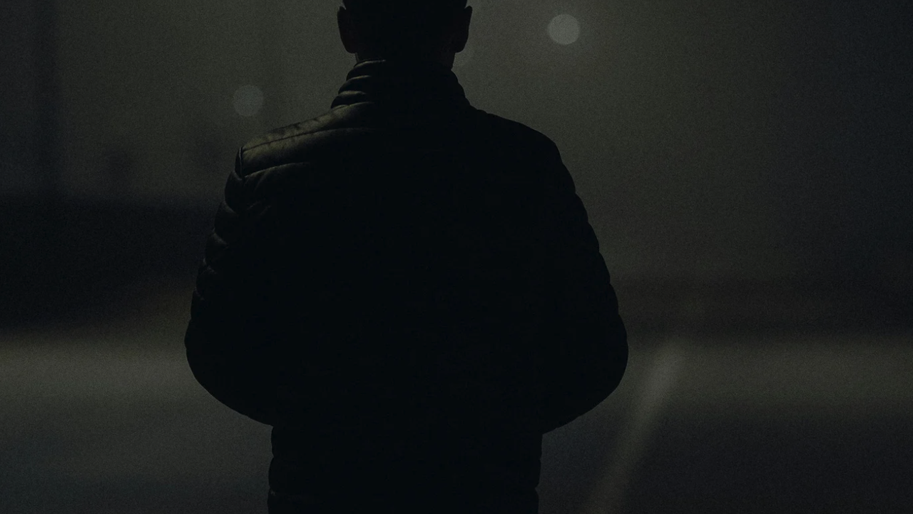 Възрастен мъж причаква подрастващи момичета и започва да онанира пред