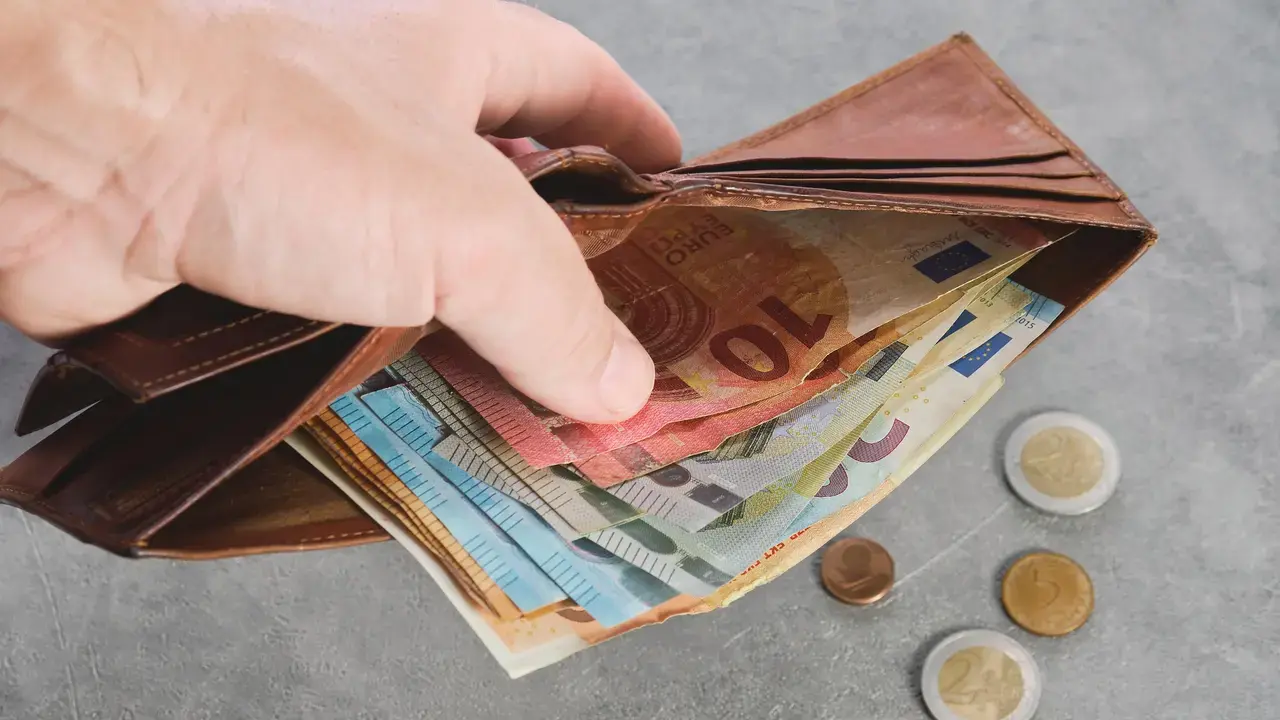 Кабинетът замразява минималната заплата на 620 20 евро за целия