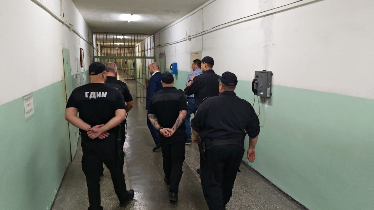 Мобилен телефон и наркотици бяха открити при извънредна проверка на затвора в Пловдив