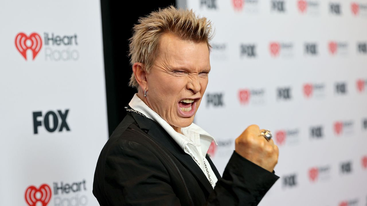 Били Айдъл е сред мнозината в музикалната индустрия, които скърбят