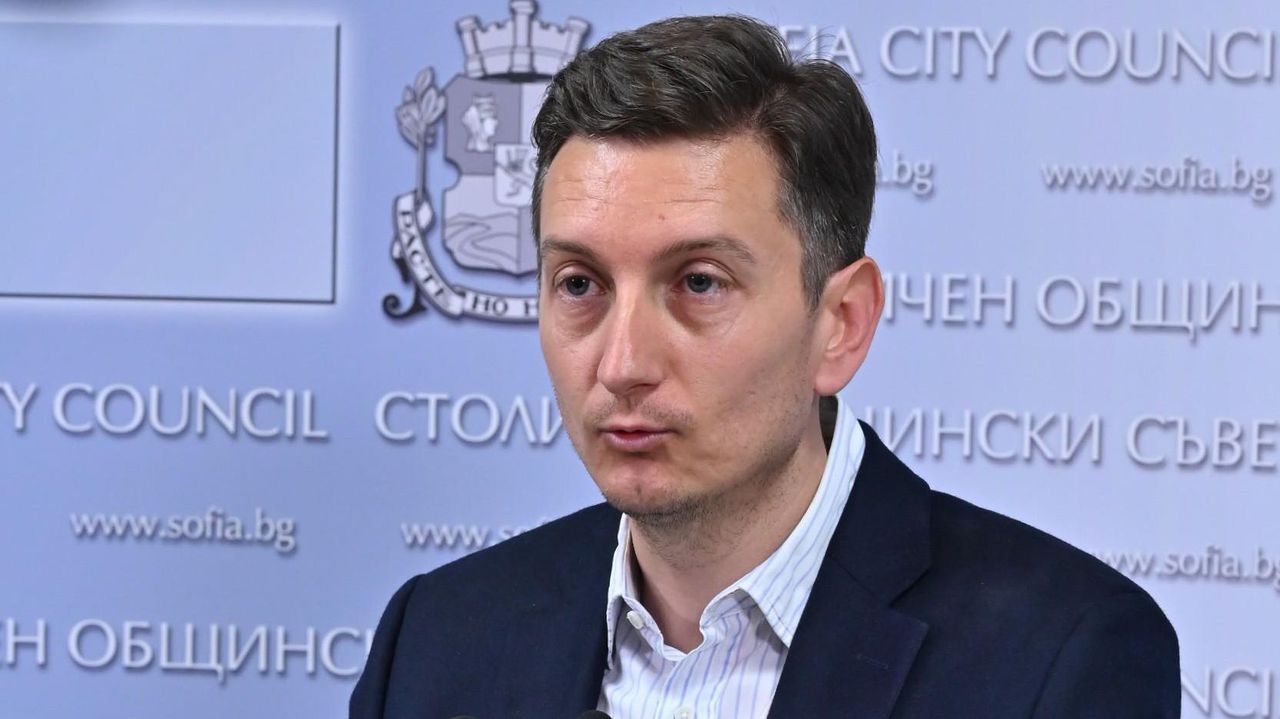 Общинар след спора между Кенарова и зам.-кмета на София: Война с неудобните демократи - Иван Василев е сред хората, издигнали Радев за президент