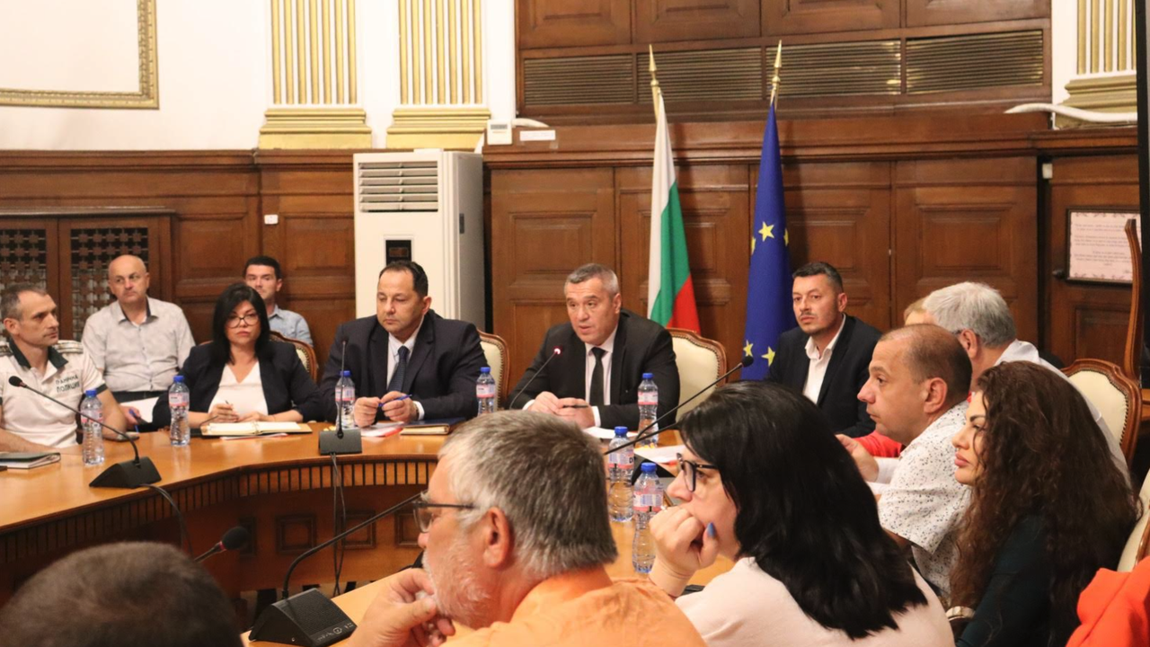 Министър Тахов: Ще осигурим бързо авансово обезщетение в размер на 200 лв. на животно при огнище на шарка