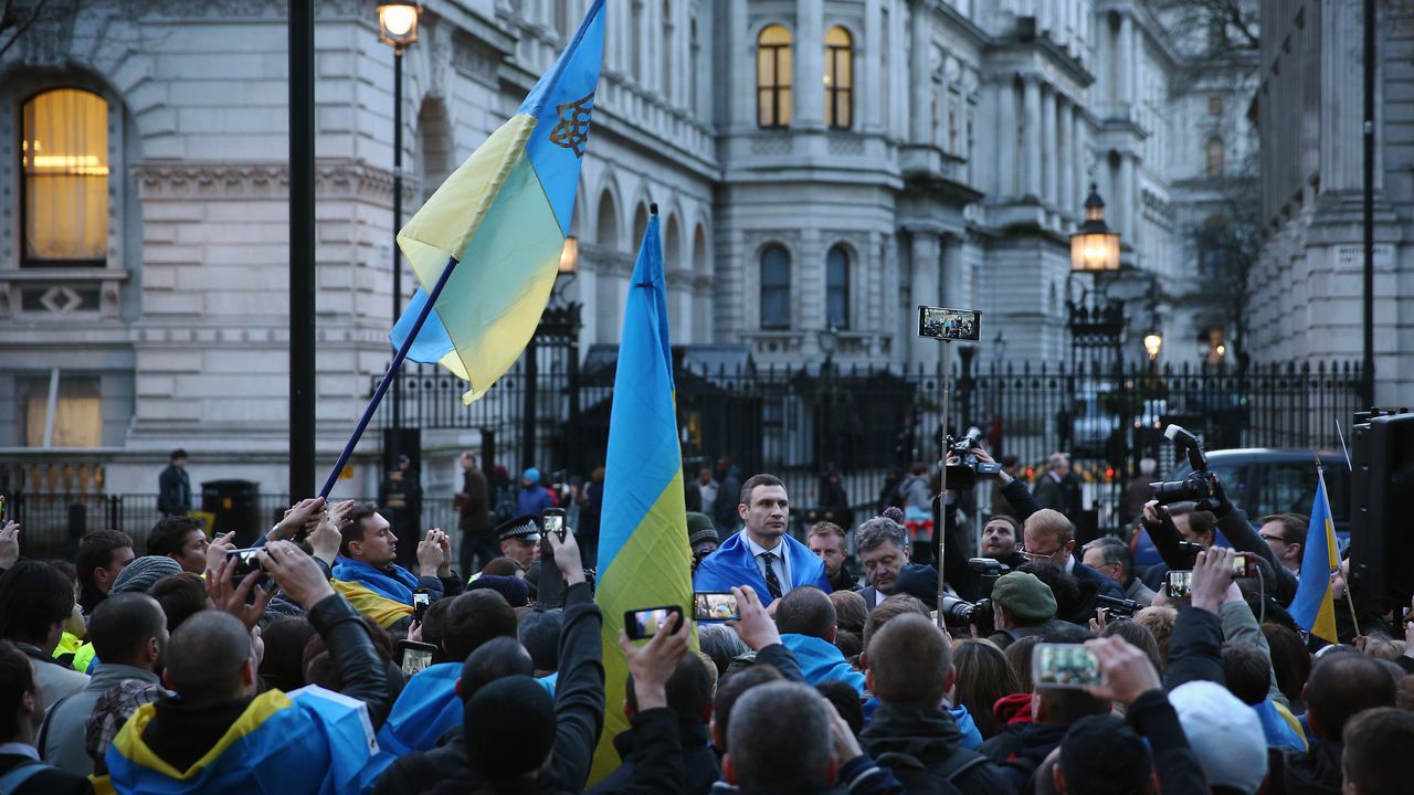 Стотици хора се включиха в протести в Киев снощи, след
