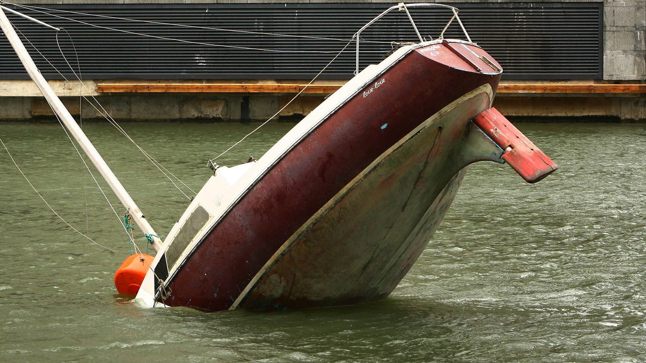 Спасен е капитан на обърнала се в морето яхта край
