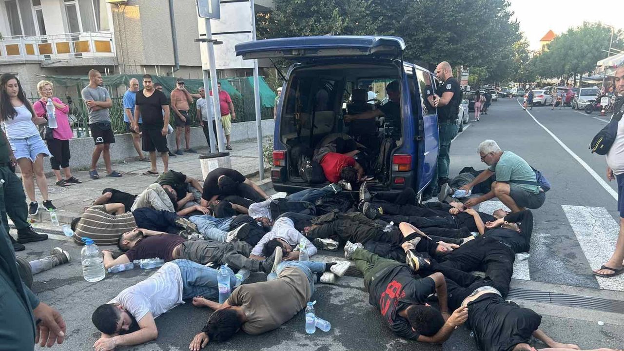 След гонка в Бургаско: Полицията залови бус, претъпкан с мигранти