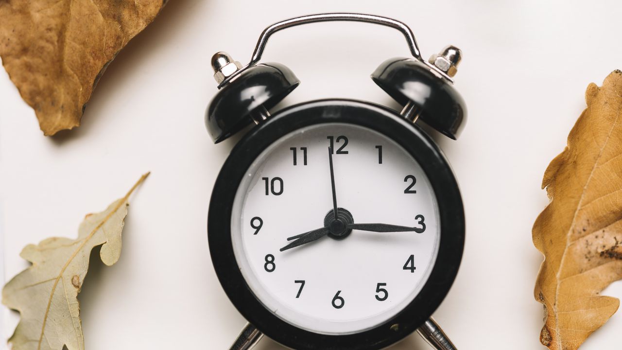 Смяна на времето 2025: Кога връщаме часовника и как да се адаптираме към зимния сезон