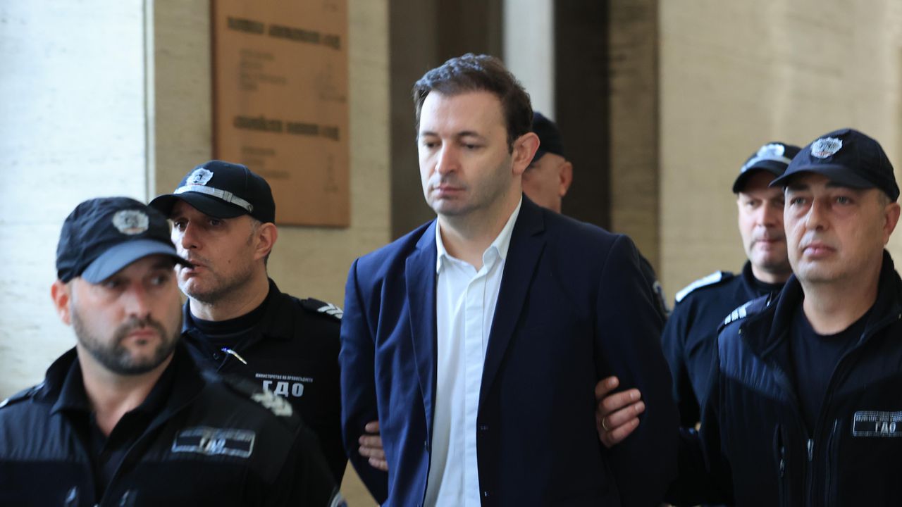 Според съда, няма реални предпоставки, които да обуславят задържането му.